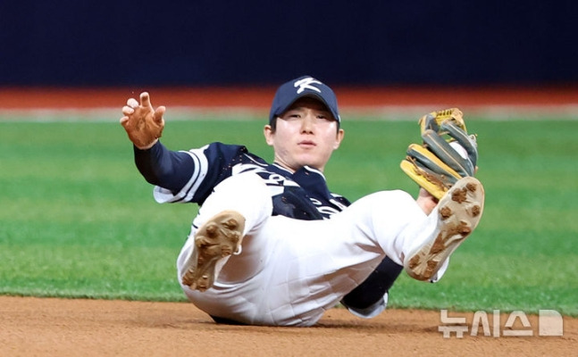 2일 서울 구로구 고척스카이돔에서 열린 2024 WBSC 프리미어12 한국 야구대표팀과 쿠바의 2차 평가전, 2회말 1사 1루 쿠바 페레즈 직선타를 한국 유격수 박성한이 잡아내고 있다. /사진=뉴시스