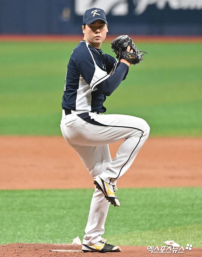 2일 오후 서울 고척스카이돔에서 열린 2024 WBSC(세계야구소프트볼연맹) 프리미어12 대한민국 야구 대표팀과 쿠바 야구 대표팀의 평가전 경기, 1회말 대한민국 선발투수 최승용이 공을 힘차게 던지고 있다. 고척, 김한준 기자