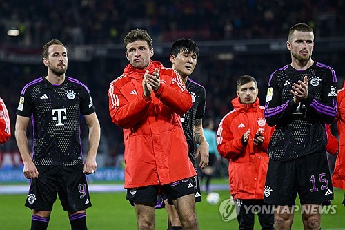 독일 유력지 빌트는 1일(한국시간) 에릭 다이어는 내년 여름 계약이 만료되면 바이에른 뮌헨을 떠날 가능성이 높다고 보도했다. 지난 1월 겨울 이적시장 때 토트넘 홋스퍼를 떠나 뮌헨으로 이적한 다이어는 김민재를 밀어내고 주전 자리를 꿰찼으나 뱅상 콤파니 감독 부임 후 김민재와 다요 우파메카노에 밀려 벤치 신세가 되면서 이적 가능성이 높아졌다. 연합뉴스