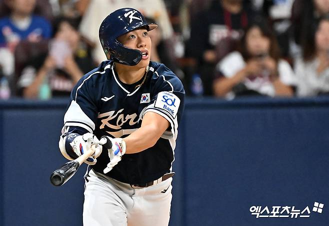 2일 오후 서울 고척스카이돔에서 열린 2024 WBSC(세계야구소프트볼연맹) 프리미어12 대한민국 야구 대표팀과 쿠바 야구 대표팀의 평가전 경기, 4회초 1사 3루 대한민국 송성문이 1타점 2루타를 날리고 있다. 고척, 김한준 기자