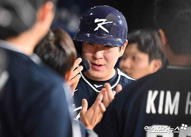 2일 오후 서울 고척스카이돔에서 열린 2024 WBSC(세계야구소프트볼연맹) 프리미어12 대한민국 야구 대표팀과 쿠바 야구 대표팀의 평가전 경기, 7회초 1사 1,3루 대한민국 나승엽이 황준수의 내야땅볼때 득점에 성공한 후 더그아웃에서 하이파이브를 하고 있다. 고척, 김한준 기자