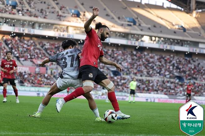 FC서울과 포항 스틸러스가 아시아축구연맹(AFC) 챔피언스리그(ACL) 진출권이 걸린 맞대결에서 승부를 가리지 못했다. 서울은 2일 서울월드컵경기장에서 열린 포항과의 '하나은행 K리그1 2024' 36라운드 홈 경기서 1-1로 비겼다. 전반 32분 강상우의 선제골로 앞서갔으나 곧바로 완델손에게 실점을 내줬다. 이후 골대에 막히는 등 불운이 따랐다. 한국프로축구연맹