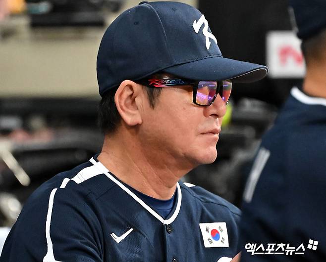 2일 오후 서울 고척스카이돔에서 열린 2024 WBSC(세계야구소프트볼연맹) 프리미어12 대한민국 야구 대표팀과 쿠바 야구 대표팀의 평가전 경기, 대한민국 류중일 감독이 경기를 지켜보고 있다. 한국은 이날 쿠바를 13-3으로 대파했다. 고척, 김한준 기자