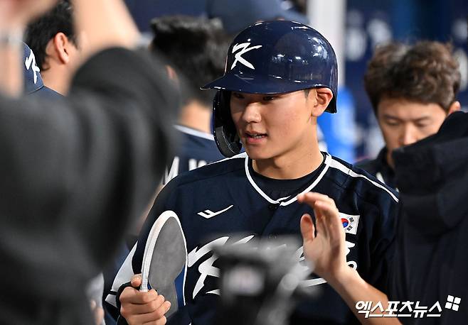 2일 오후 서울 고척스카이돔에서 열린 2024 WBSC(세계야구소프트볼연맹) 프리미어12 대한민국 야구 대표팀과 쿠바 야구 대표팀의 평가전 경기, 8회초 2사 1,2루 대한민국 김주원이 최원준의 2타점 2루타때 득점에 성공한 후 더그아웃에서 하이파이브를 하고 있다. 한국은 이날 쿠바를 13-3으로 대파했다. 고척, 김한준 기자