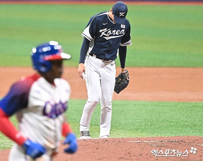 2일 오후 서울 고척스카이돔에서 열린 2024 WBSC(세계야구소프트볼연맹) 프리미어12 대한민국 야구 대표팀과 쿠바 야구 대표팀의 평가전 경기, 3회말 대한민국 고영표가 쿠바 기베르트에게 솔로 홈런을 허용한 후 아쉬워하고 있다. 고척, 김한준 기자