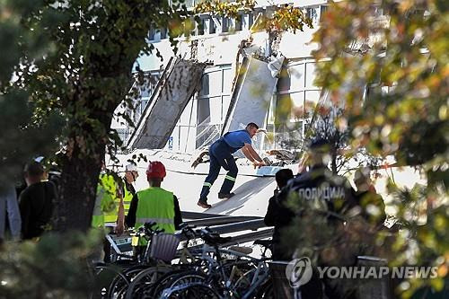 세르비아 기차역 지붕 붕괴 사고 (노비사드 AFP=연합뉴스) 1일(현지시간) 낮 세르비아 북부 노비사드 기차역의 야외 콘크리트 지붕이 무너져 8명이 숨지고 2명이 크게 다쳤다. 2024.11.01.