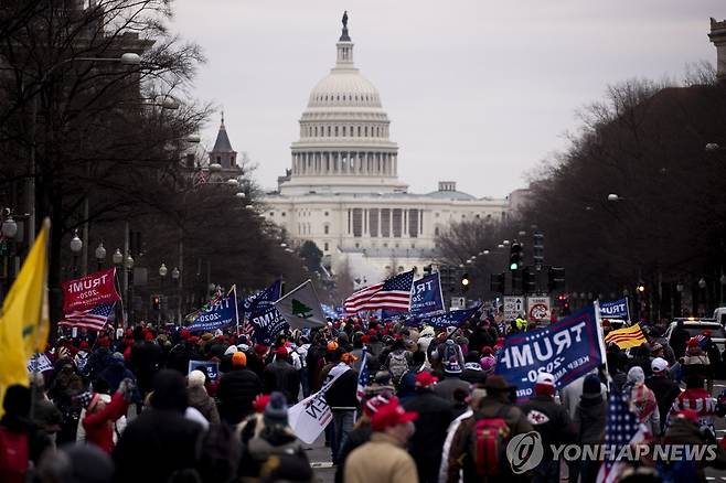 2021년 1월6일 미국 연방의회 앞에 운집한 트럼프 지지자들 [EPA 연합뉴스 자료사진]