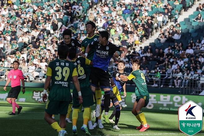 공중볼 경합을 펼치는 전북과 인천 선수들 [한국프로축구연맹 제공. 재판매 및 DB 금지]