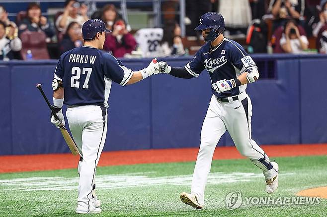 윤동희 솔로포로 한국 선취점 (서울=연합뉴스) 서대연 기자 = 2일 오후 서울 구로구 고척스카이돔에서 열린 2024 WBSC 프리미어 12 평가전 한국과 쿠바의 경기. 2회초 한국 선두타자 윤동희가 솔로 홈런을 친 뒤 홈인하며 박동원과 기뻐하고 있다. 2024.11.2 dwise@yna.co.kr