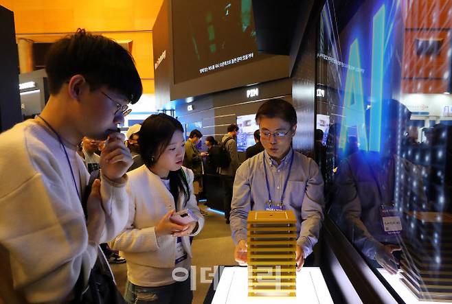 지난달 23일 서울 강남구 코엑스에서 열린 제26회 반도체대전(SEDEX 2024)에서 관람객들이 부스를 둘러보고 있다.(사진=뉴시스)