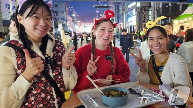 1일 개막한 구미라면축제장에서 외국인 유학생들이 포즈를 취하고 있다. 오는 3일까지 구미 역전로 일원에서 열리는 라면 축제는 24개의 라면 레스토랑에서 이색 라면을 판매하고 라믈리에 선발대회, 스트릿댄스파이터 선발대회 등이 열린다. 2024.11.1/뉴스1 ⓒ News1 정우용 기자