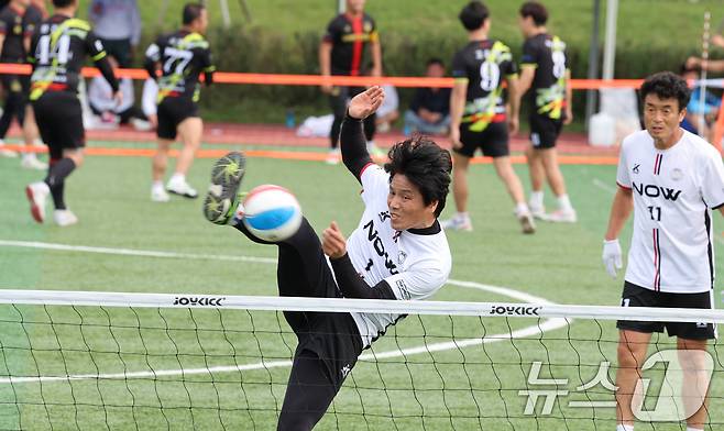 2일 전남 나주시 혁신축구장에서 열린 제3회 뉴스1배 초청 족구대회에서 한 선수가 강하게 공격을 하고 있다. 2024.11.2./뉴스1 ⓒ News1 김태성 기자