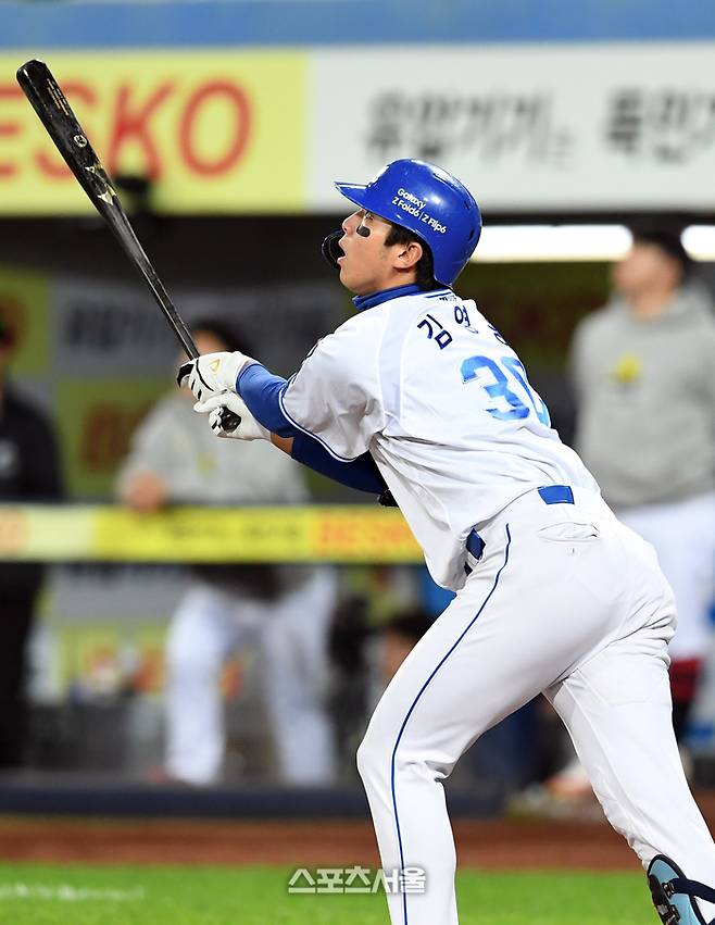 삼성 김영웅이 대구삼성라이온즈파크에서 열린 2024 KBO 한국시리즈 3차전 KIA전에서 5회말 솔로포를 때리고 있다. 대구 | 박진업 기자 upandup@sportsseoul.com