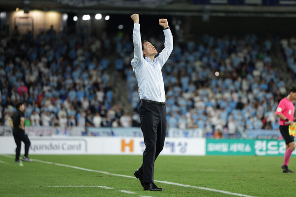 프로축구 K리그1 울산 현대 김판곤 감독이 리그 3연패를 달성한 후 기뻐하고 있다. 사진┃울산 HD