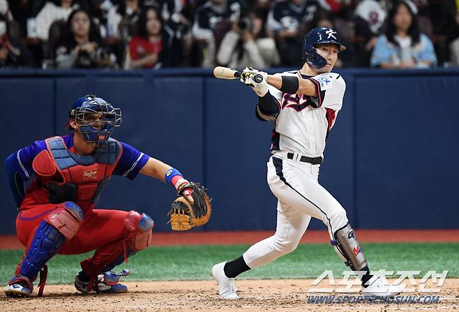 2024 WBSC 프리미어12 대한민국 야구 대표팀과 쿠바 대표팀의 평가전이 1일 서울 고척스카이돔에서 열렸다. 신민재가 타격을 하고 있다. 고척=박재만 기자 pjm@sportschosun.com/2024.11.01/