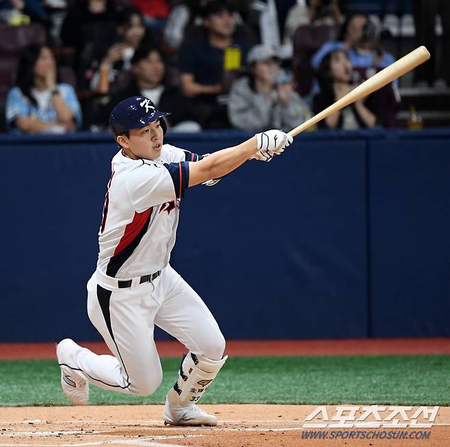 2024 WBSC 프리미어12 대한민국 야구 대표팀과 쿠바 대표팀의 평가전이 1일 서울 고척스카이돔에서 열렸다. 1회말 무사 1루 김휘집이 안타를 날리고 있다. 고척=박재만 기자 pjm@sportschosun.com/2024.11.01/