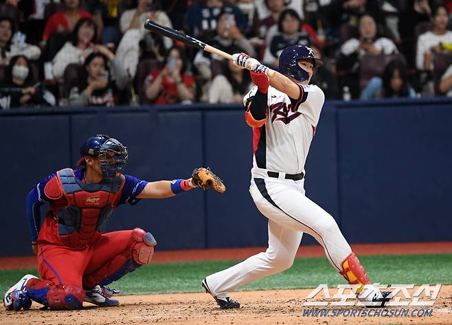 2024 WBSC 프리미어12 대한민국 야구 대표팀과 쿠바 대표팀의 평가전이 1일 서울 고척스카이돔에서 열렸다. 5회말 홍창기가 안타를 날리고 있다. 고척=박재만 기자 pjm@sportschosun.com/2024.11.01/