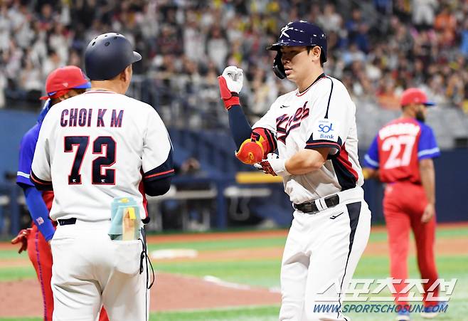 2024 WBSC 프리미어12 대한민국 야구 대표팀과 쿠바 대표팀의 평가전이 1일 서울 고척스카이돔에서 열렸다. 5회말 홍창기가 안타를 날리고 있다. 고척=박재만 기자 pjm@sportschosun.com/2024.11.01/