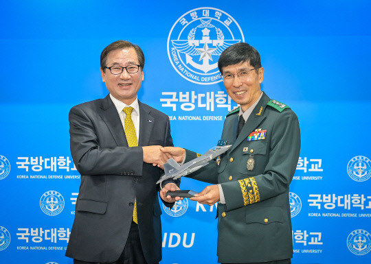 국방대학교와 한국항공우주산업(KAI)이 지난 1일 논산 국방대학교에서 업무협약을 체결하고 양 기관의 교류·협력 의지를 다졌다.(왼쪽부터 강구영 한국항공우주연구산업 대표이사, 임기훈 국방대학교 총장). 국방대학교 제공