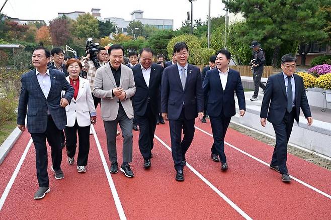 이민근 시장이 임태희 경기도교육감 등과 미래형 학교 운동장을 둘러보고 있다. ⓒ안산시 제공