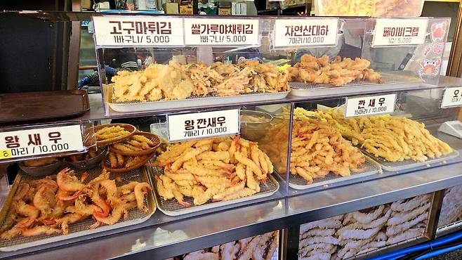 20241102_170856.jpg 캠핑 2일차) 저녁은 소고기와 자연산 대하 그리고 무늬오징어!!!!