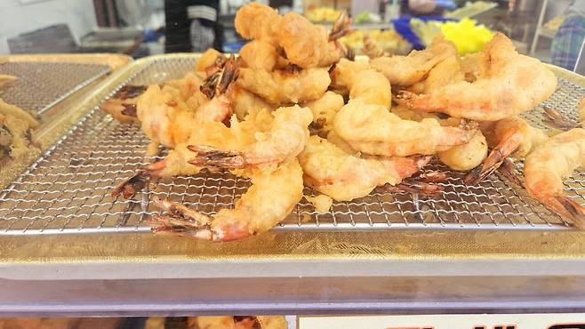 20241102_171209.jpg 캠핑 2일차) 저녁은 소고기와 자연산 대하 그리고 무늬오징어!!!!