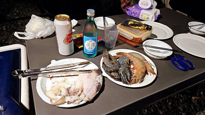 20241102_182206.jpg 캠핑 2일차) 저녁은 소고기와 자연산 대하 그리고 무늬오징어!!!!