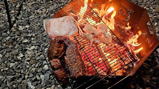 20241102_183909.jpg 캠핑 2일차) 저녁은 소고기와 자연산 대하 그리고 무늬오징어!!!!