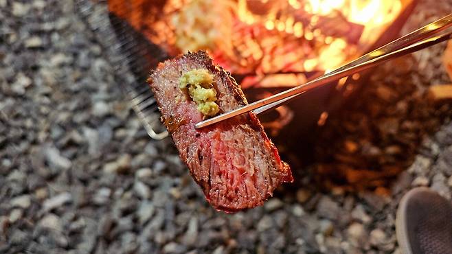 20241102_185202.jpg 캠핑 2일차) 저녁은 소고기와 자연산 대하 그리고 무늬오징어!!!!