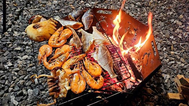 20241102_190138.jpg 캠핑 2일차) 저녁은 소고기와 자연산 대하 그리고 무늬오징어!!!!