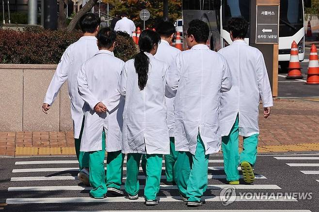 정부, 의대 휴학 자율승인 수용 (서울=연합뉴스) 서대연 기자 =30일 서울 시내 한 대학병원에서 의료진이 이동하고 있다. 2024.10.30 dwise@yna.co.kr (끝) /사진=연합뉴스