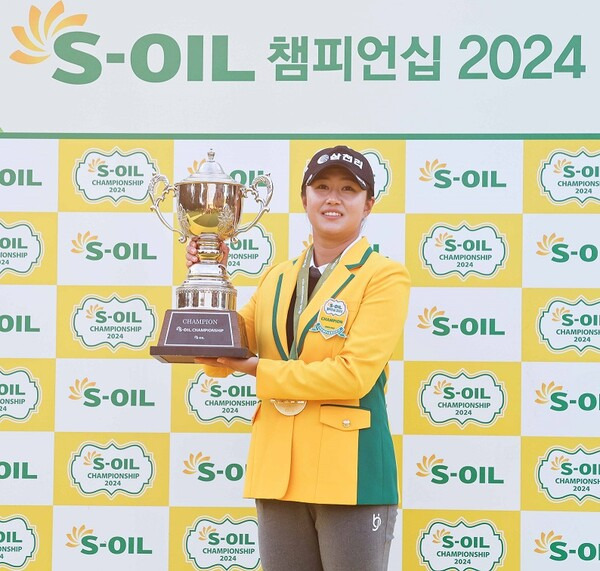 2024년 한국여자프로골프(KLPGA) 투어 에쓰오일 챔피언십에서 김수지와 연장전 끝에 우승을 차지한 마다솜 프로가 우승 트로피를 들고 기념 촬영하는 모습이다. 사진제공=KLPGA