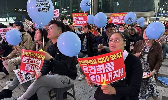 3일 오후 대전에서 열린 ‘윤석열 탄핵 대전유권자대회’에서 참석자들이 촛불을 들고 윤석열 정권 퇴진을 촉구하고 있다. 송인걸 기자