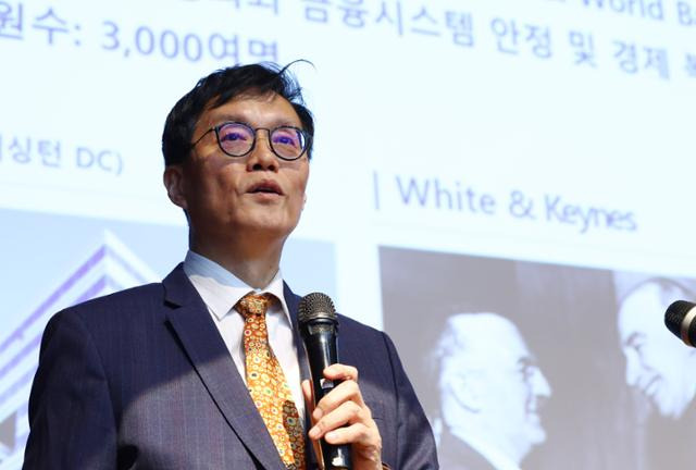 이창용 한국은행 총재가 지난달 30일 서울 마포구 서강대학교 성이냐시오관 소강당에서 특별 강연을 하고 있다. 뉴시스