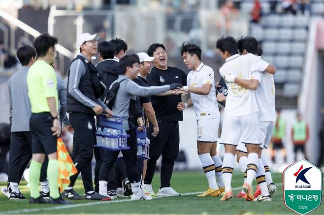 서울 이랜드 선수들과 스태프가 김신진의 선제골 이후 기뻐하고 있다. 사진=프로축구연맹