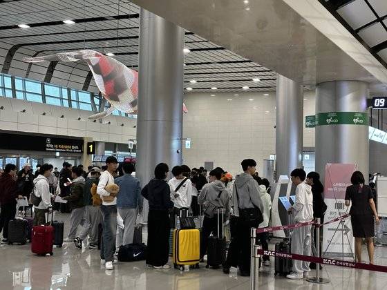 1일 오전 제주국제공항 3층 국내선 대합실에서 항공편을 기다리고 있는 관광객들. 최충일 기자