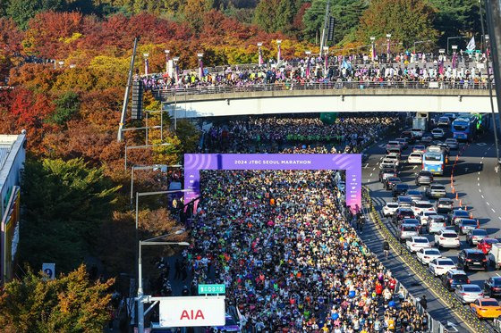 3일 오전 서울 마포구 서울월드컵경기장 앞에서 열린 2024 JTBC 서울 마라톤에서 참가자들이 출발하고 있다. 김현동 기자