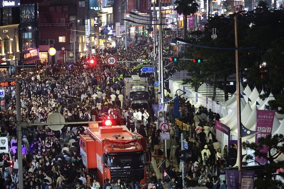 제18회 부산불꽃축제가 끝난 후 관람객들이 부산 수영구 광안리해수욕장을 빠져 나가고 있다. 송봉근 기자