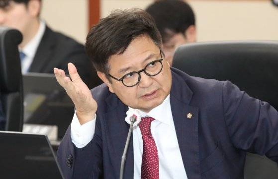 김장겸 국민의힘 위원이 지난 10월 17일 대전 한국과학기술원(KAIST)에서 열린 국회 과학기술정보방송통신위원회 국정감사에서 질의하고 있다. 뉴스1