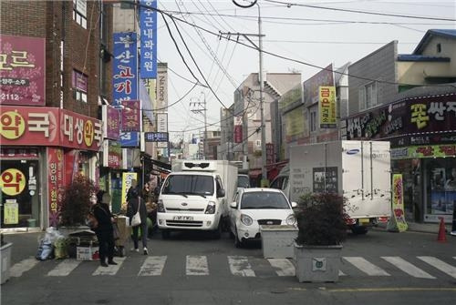 도로 한가운데 불법주차된 차량. 부산진구 제공