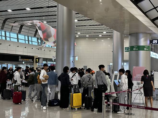 Travelers wait for their flight on the third floor at Jeju International Airport on Friday. [JOONGANG ILBO]