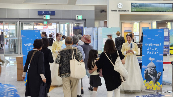 Japanese tourists arrive at a cruise terminal on Jeju Island. [JEJU TOURISM ORGANIZATION]