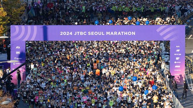 Runners begin the 2024 JTBC Seoul Marathon at Sangam World Cup Stadium in Mapo District, western Seoul, on Sunday under the clear autumnal sky. [KIM HYUN-DONG]