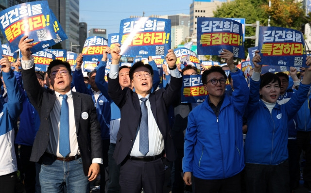 이재명 더불어민주당 대표 등 지도부들이 2일 서울역 인근에서 열린 '김건희·윤석열 국정농단 규탄 및 특검 촉구 국민행동의 날' 집회에 참석해 김건희 여사 특검 촉구 손피켓을 들고 있다. 뉴시스