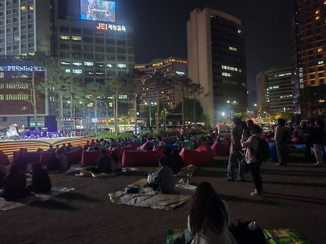 지난달 30일 '문화가 흐르는 서울광장'에서 시민들이 '사운드힐즈'의 공연을 즐기고 있다 /사진제공=서울시