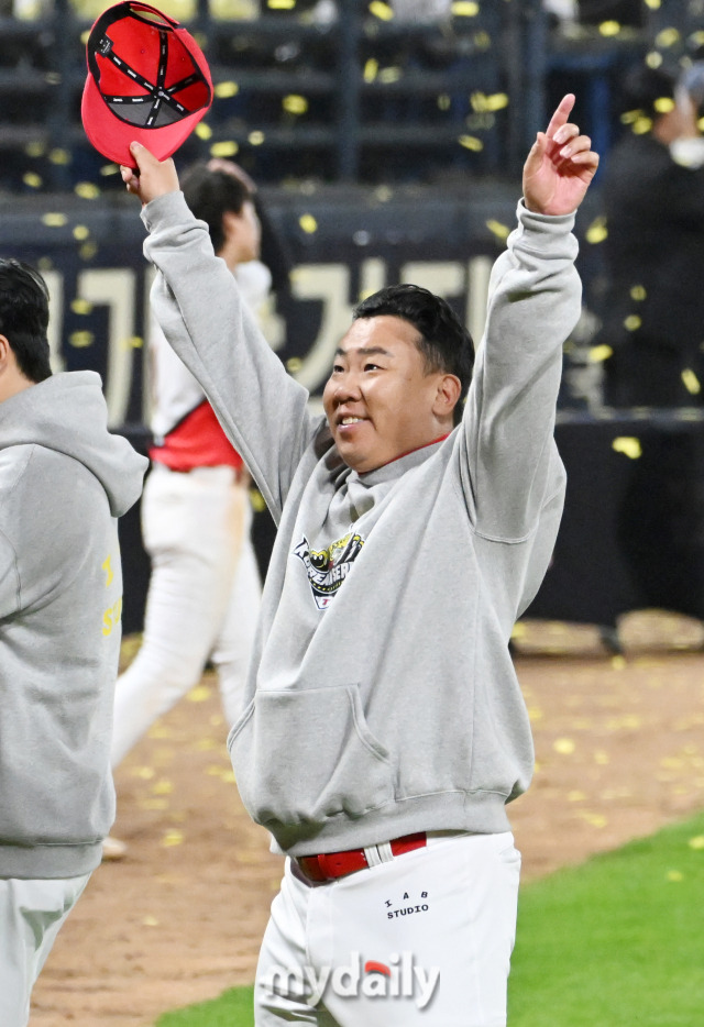 28일 오후 광주광역시 임동 광주기아챔피언스필드에서 진행된 '2024 프로야구 KBO리그 포스트시즌' 한국시리즈 5차전 KIA타이거즈와 삼성라이온즈의 경기. 기아타이거즈가 7-5로 승리하고 시리즈 전적 4-1로 우승을 차지했다. 이범호 감독이 관중들에 인사를 하고 있다./광주=송일섭 기자 andlyu@mydaily.co.kr