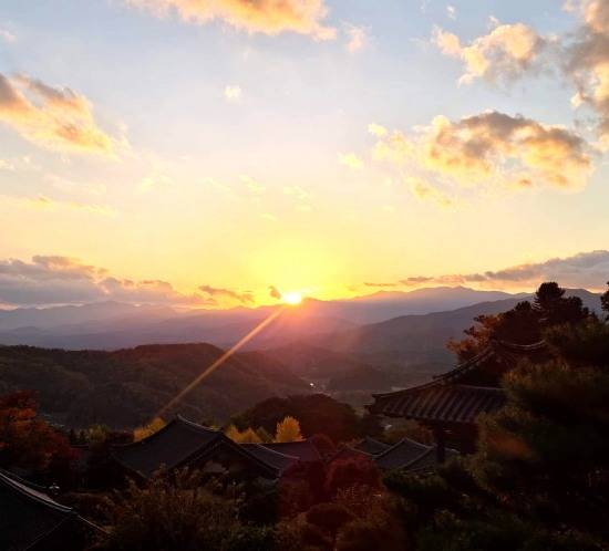 부석사의 아름다운 석양아래 멀리 백두대간이 보인다.