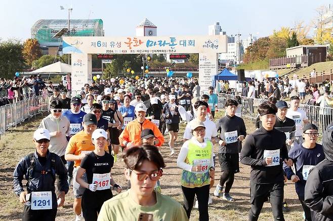 [대전=뉴시스] 조명휘 기자 = 3일 오전 대전 유성구 유림공원 옆 갑천변 일원에서 열린 ‘제6회 유성국화마라톤 대회’참가자들이 출발신호와 함께 힘차게 달리고 있다. (사진= 유성구 제공) 2024.11.03. photo@newsis.com *재판매 및 DB 금지