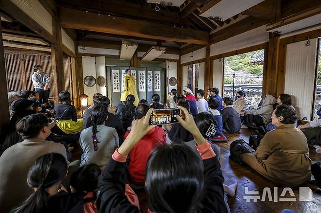 [서울=뉴시스] 정병혁 기자 = 3일 서울 중구 남산골한옥마을에서 열린 제2회 월드판소리페스티벌에서 판소리 공연이 펼쳐지고 있다. 2024.11.03. jhope@newsis.com