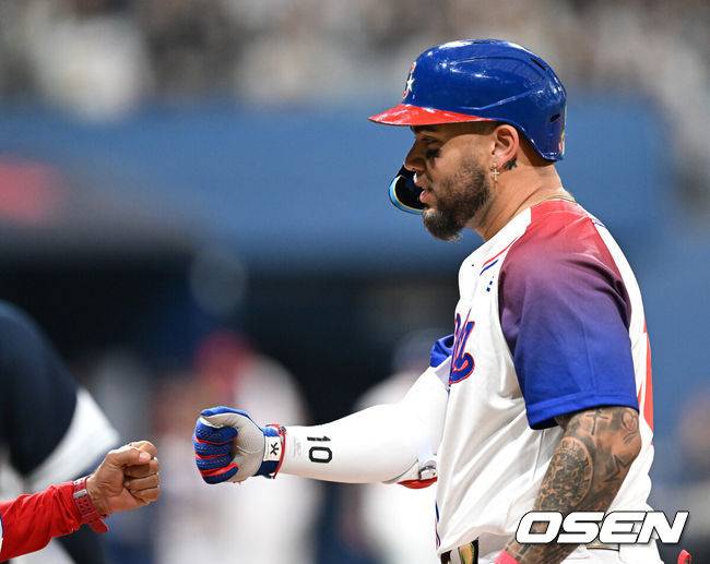 [OSEN=고척, 이대선 기자]&nbsp;5회말 2사 2루에서 쿠바 요안 몬카다가 우전 적시타를 치고 환호하고 있다. 2024.11.02 /sunday@osen.co.kr